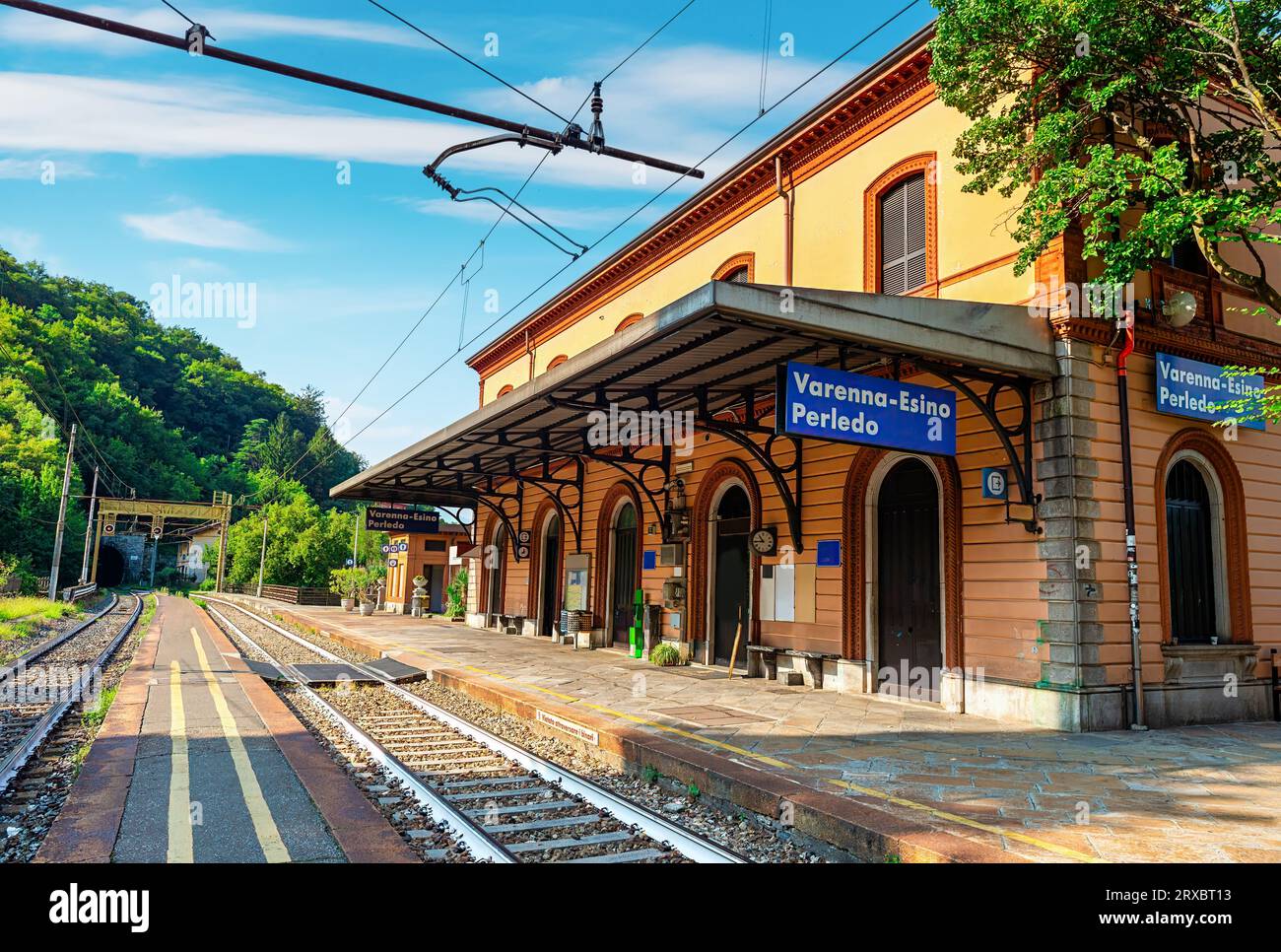 View of the platforms of Varenna-Esino Porledo railway station at Perledo, on the Tirano-Lecco railway in Lombardy, in northern Italy Stock Photo