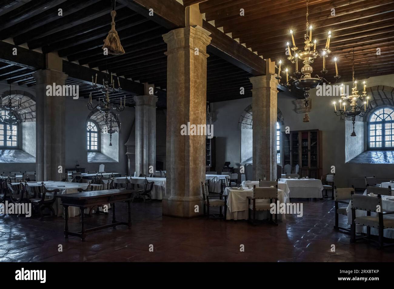Medieval castle dining room hi-res stock photography and images - Alamy