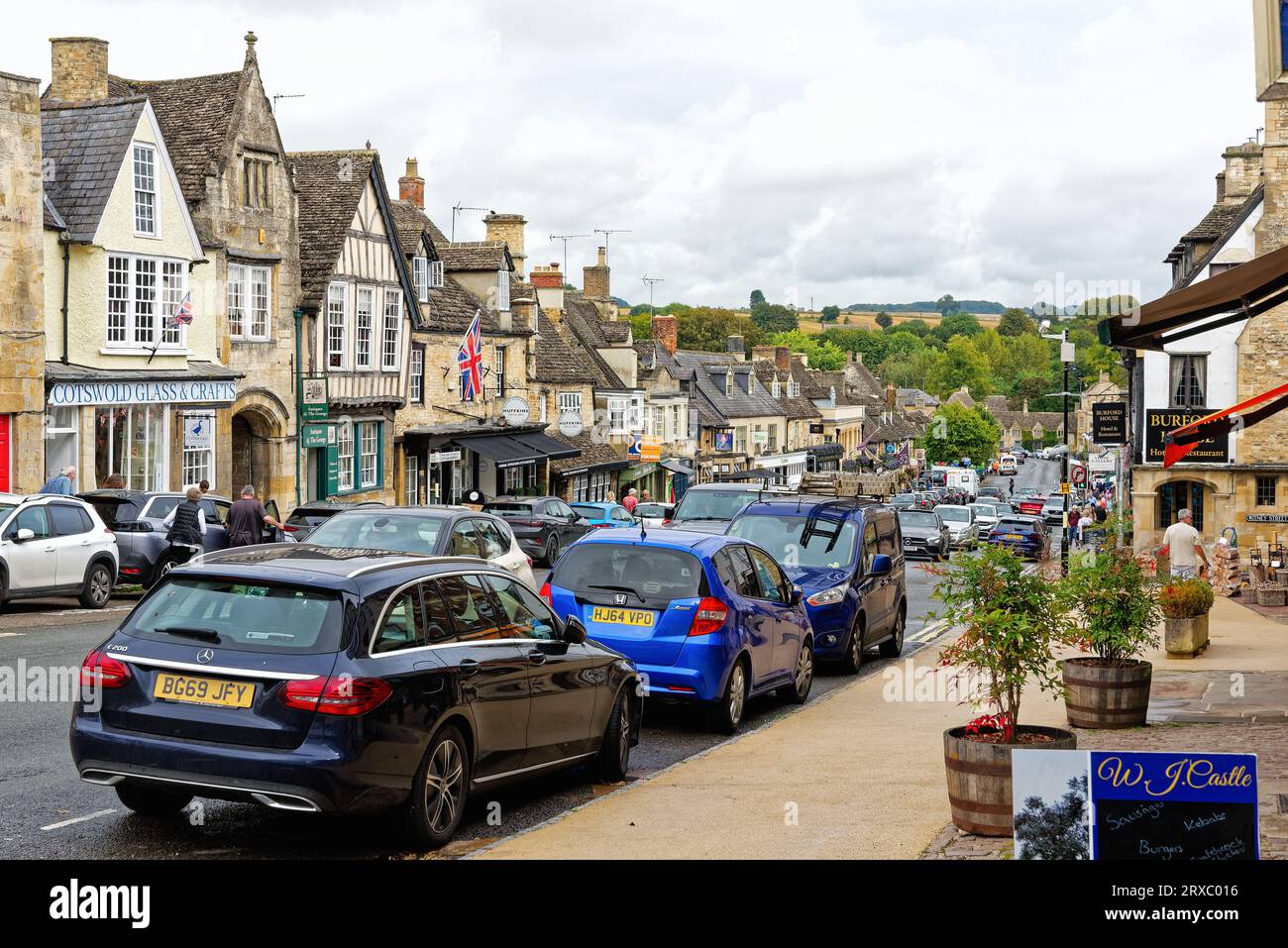 A busy Burford high street, Oxfordshire England UK Stock Photo