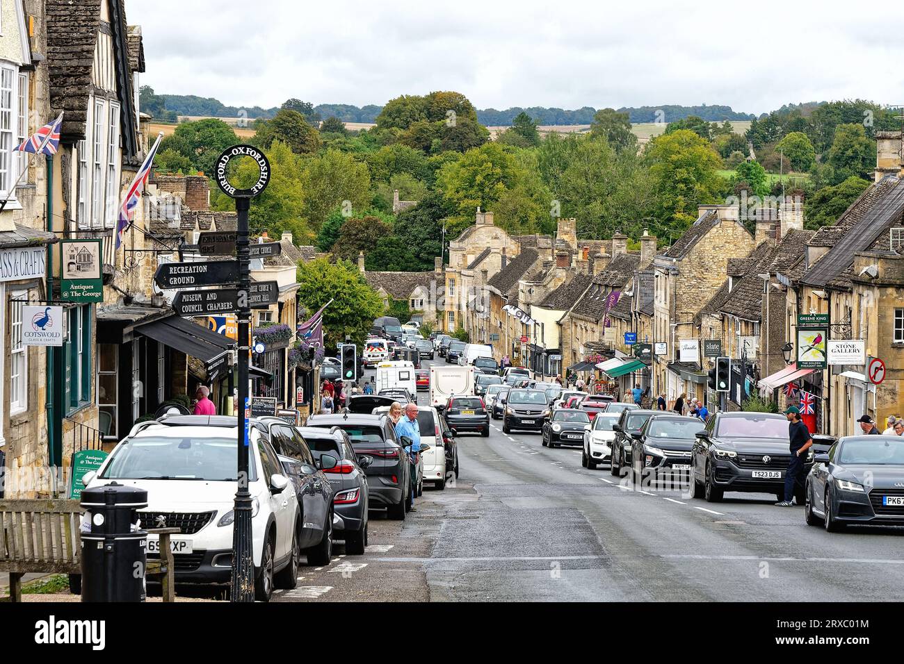 A busy Burford high street, Oxfordshire England UK Stock Photo
