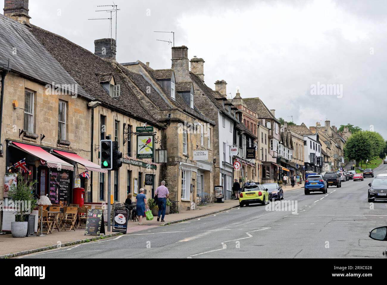 A Busy Burford High Street Oxfordshire England UK Stock Photo Alamy a-busy-burford-high-street-oxfordshire-england-uk-stock-photo-alamy