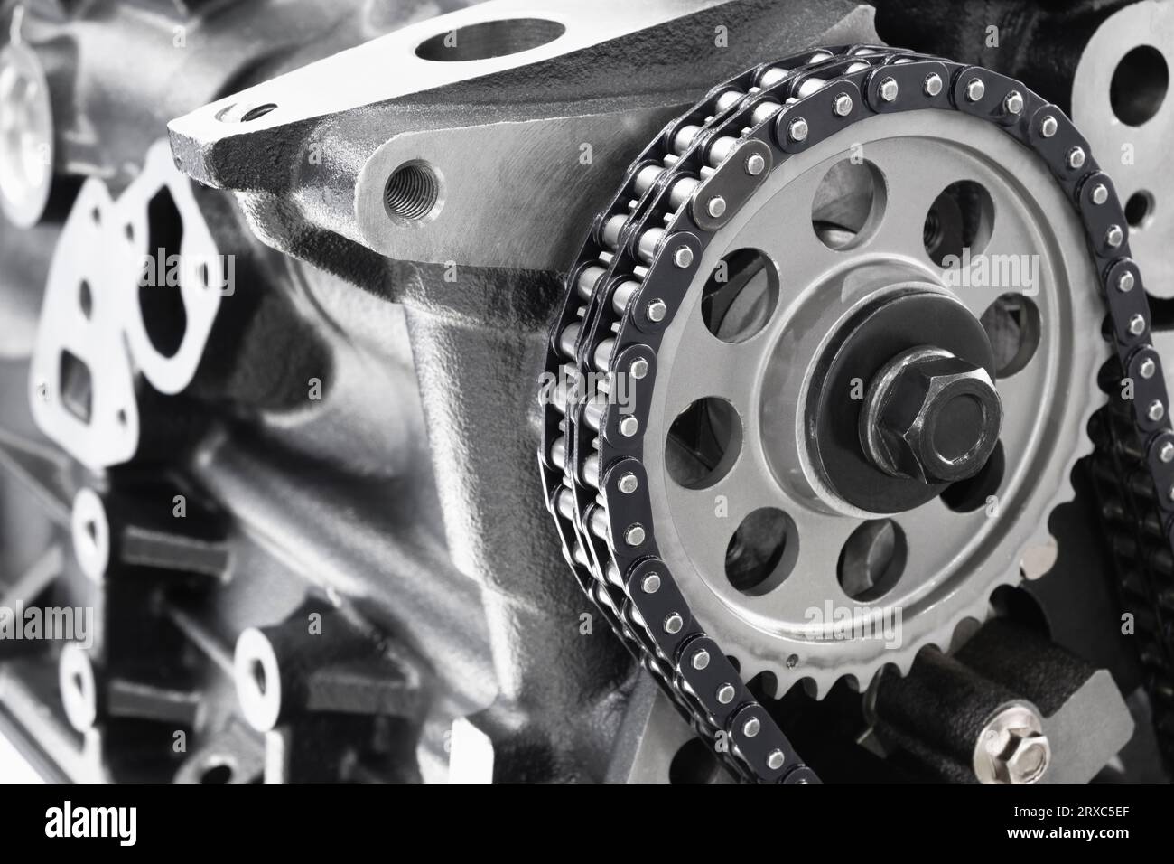 new car timing chain on a disassembled engine in a car workshop. Timing chain in internal combustion engine Stock Photo