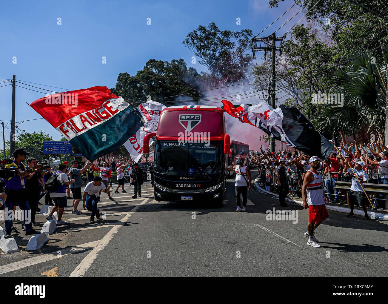 Sao Paulo, Brazil. 24th September 2023, Morumbi stadium, Sso Paulo,  Brazil.: Brazil Cupo final, Sao Paulo versus Flamengo: Fans of São  Paulo as the team bus arrives at the stadium Credit: Action