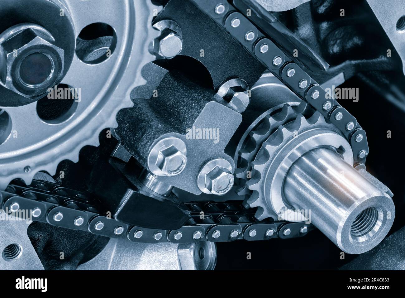 new car timing chain on a disassembled engine in a car workshop. Timing chain in internal combustion engine Stock Photo