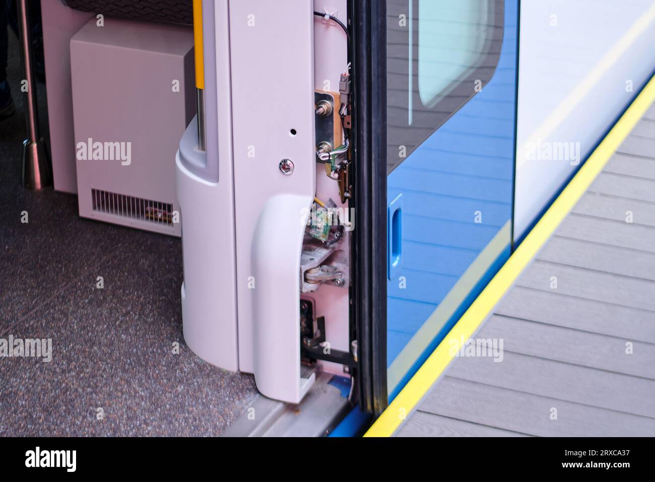 The mechanism of closing and opening doors in a subway train car/ Close
