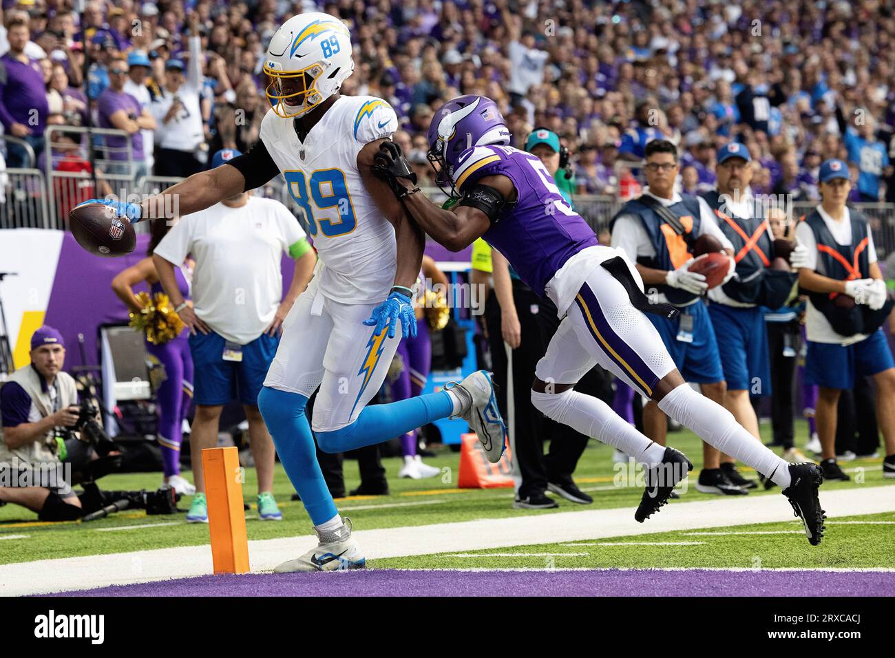 Los Angeles Chargers tight end Donald Parham Jr. (89) scores a