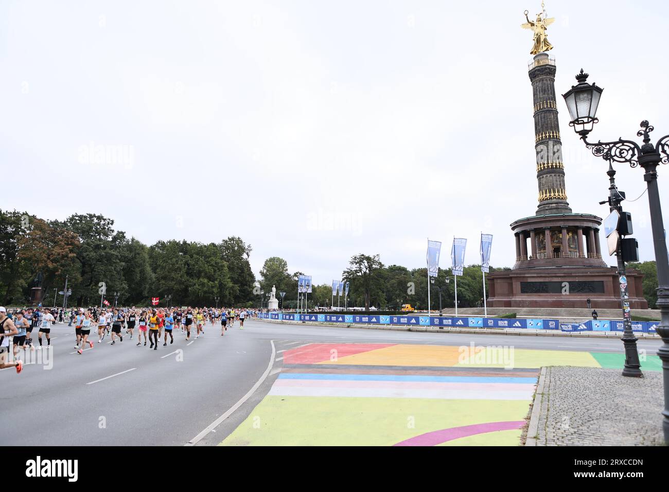 09/24/2023, Berlin, Germany. Runners at the Siegessäule in Berlin-Tiergarten.The BMW-Berlin Marathon on September 24, 2023. It is the 49th edition of the annual BMW Berlin Marathon with 47,912 registered participants. Sven Struck / Alamy Live News Stock Photo