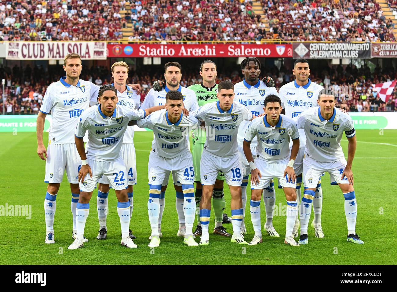 The Frosinone Calcio team is posing for the photograph before the Serie A TIM match between US Salernitana and Frosinone Calcio at Stadio Arechi, Sale Stock Photo