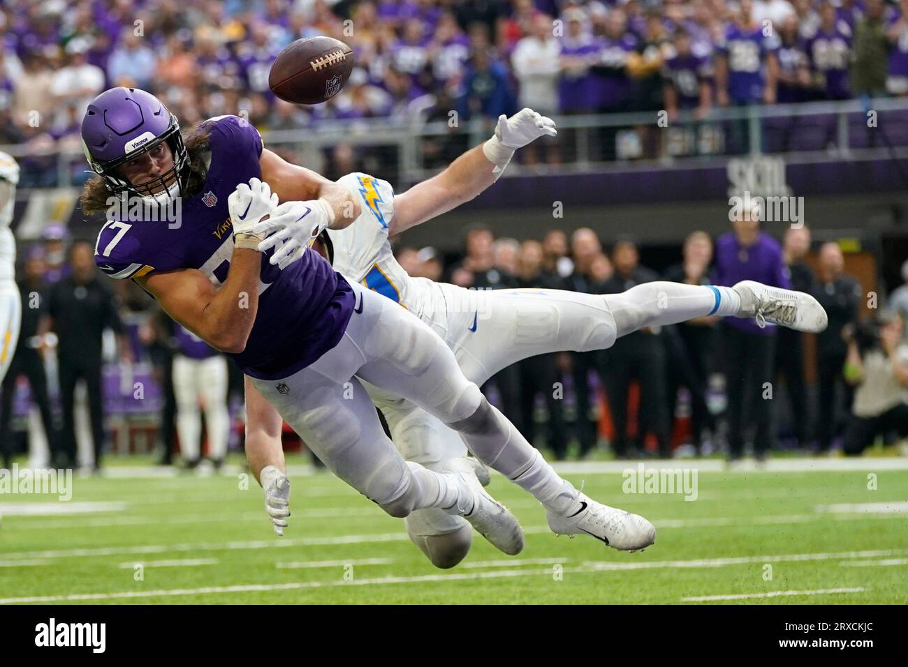 Landover, MD, USA. 6th Nov, 2022. Minnesota Vikings tight end T.J.  Hockenson (87) catches a pass during the NFL game between the Minnesota  Vikings and the Washington Commanders in Landover, MD. Reggie