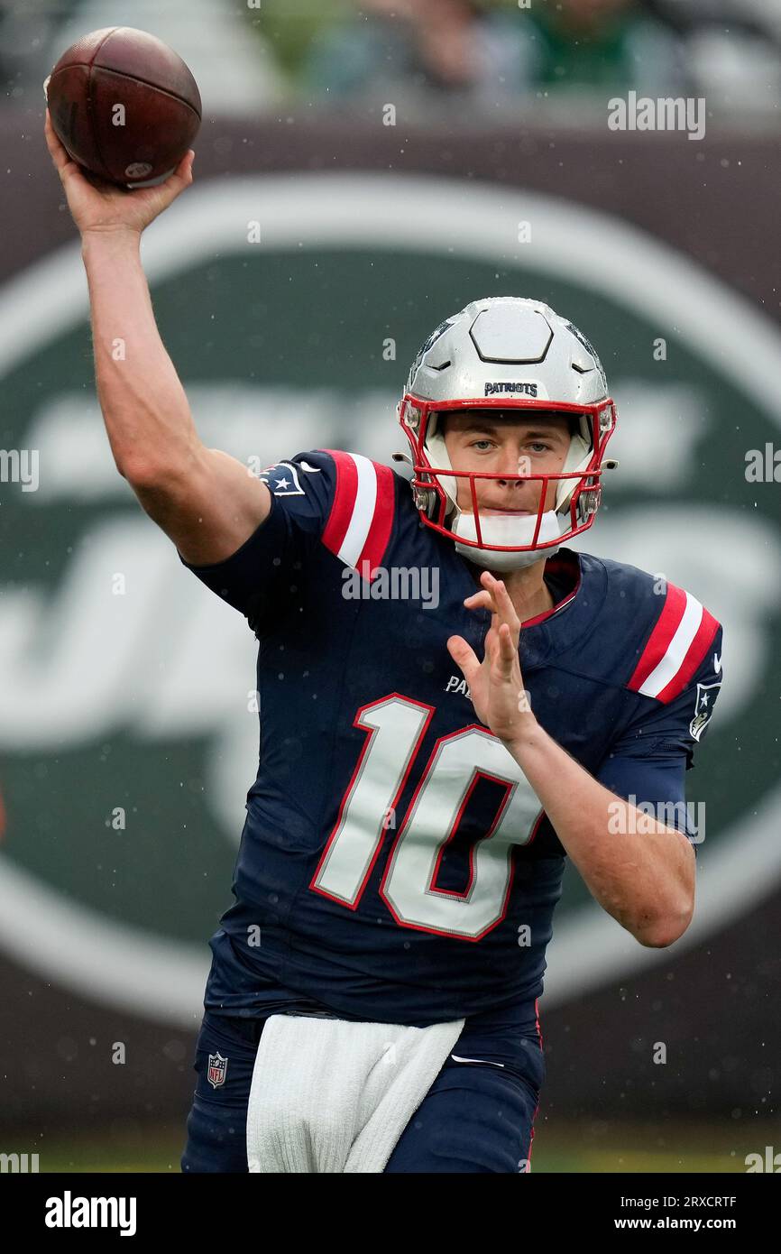 New England Patriots quarterback Mac Jones (10) passes against the New