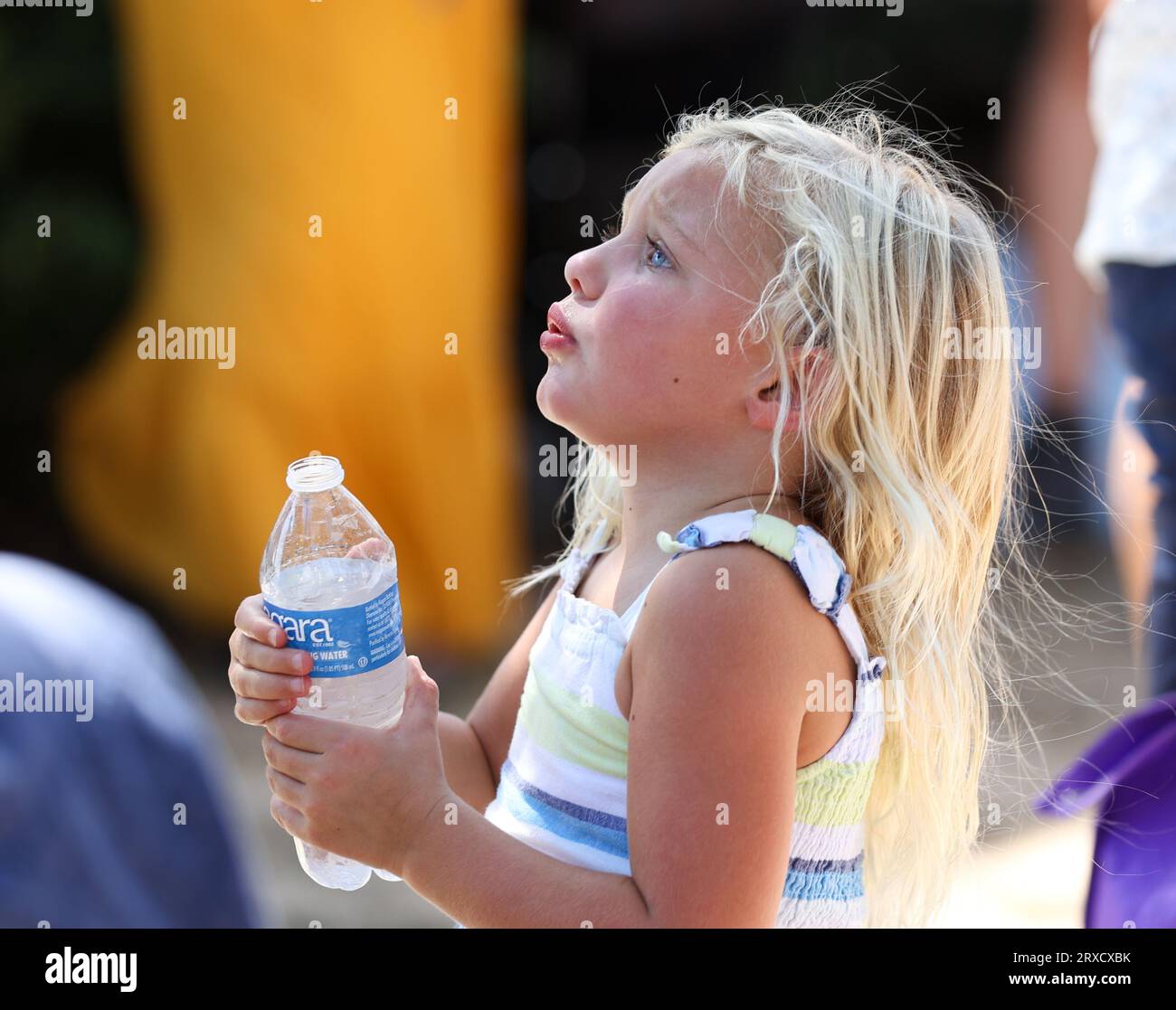 Austin, Texas, USA. September 24, 2023: A young girl drinks water as temperatures hit 100 degrees during an outdoor campaign event for Democratic presidential candidate Robert F. Kennedy, Jr. near Austin, Texas, on September 24, 2023. (Credit Image: © Scott Coleman/ZUMA Press Wire) EDITORIAL USAGE ONLY! Not for Commercial USAGE! Credit: ZUMA Press, Inc./Alamy Live News Stock Photo