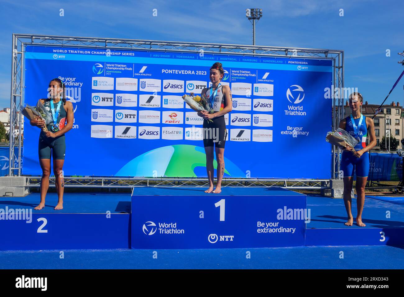 Pontevedra, Spain, 24th September, 2023: The final podium of the World Championship with the German triathlete, Selina Klamt, the Portuguese triathlete, Maria Tomé (L) and the Italian triathlete, Angelica Prestia (R) during the Triathlon World Championships 2023 Women's Sub23, on September 24, 2023, in Pontevedra, Spain. Credit: Alberto Brevers / Alamy Live News. Stock Photo