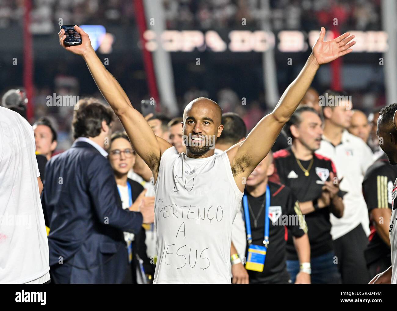 Sao Paulo, Brazil. 24th Sep, 2023. Lucas Moura of Sao Paulo celebrate the title of champion after the match between Sao Paulo and Flamengo, for the second leg of Final Brazil Cup 2023, at Morumbi Stadium, in Sao Paulo on September 24. Photo: Gledston Tavares/DiaEsportivo/Alamy Live News Credit: DiaEsportivo/Alamy Live News Stock Photo