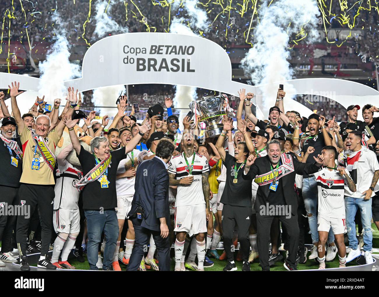 Sao Paulo, Brazil. 24th Sep, 2023. Players of Sao Paulo celebrate the title of champion after the match between Sao Paulo and Flamengo, for the second leg of Final Brazil Cup 2023, at Morumbi Stadium, in Sao Paulo on September 24. Photo: Gledston Tavares/DiaEsportivo/Alamy Live News Credit: DiaEsportivo/Alamy Live News Stock Photo
