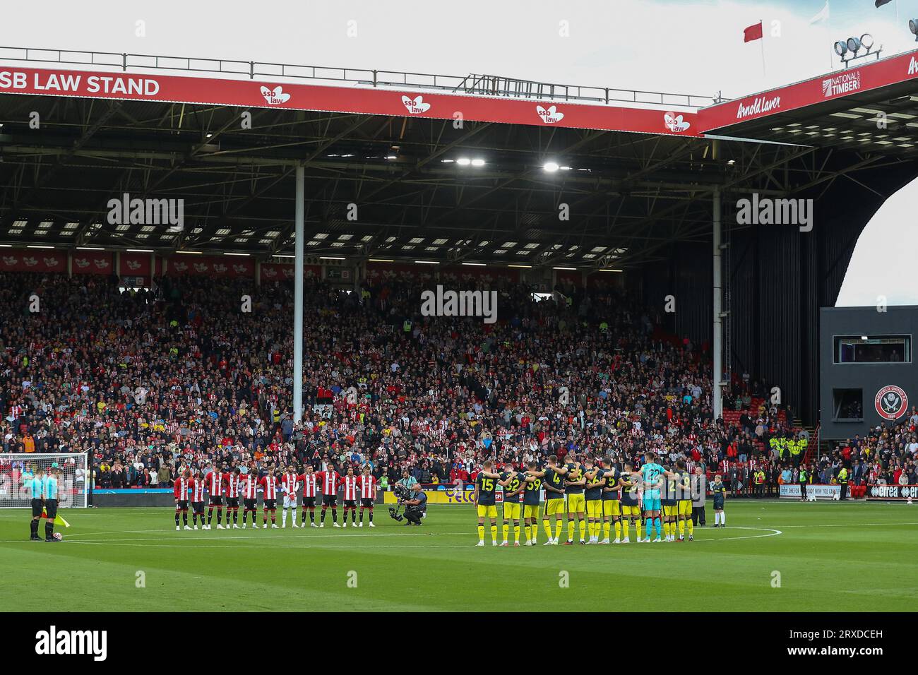 Sheffield, UK. 24th Sep, 2023. Both sets of players hold a minutes silence in memory of Maddy Cusack of Sheffield United Women ahead of the Premier League match Sheffield United vs Newcastle United at Bramall Lane, Sheffield, United Kingdom, 24th September 2023 (Photo by Gareth Evans/News Images) in Sheffield, United Kingdom on 9/24/2023. (Photo by Gareth Evans/News Images/Sipa USA) Credit: Sipa USA/Alamy Live News Stock Photo