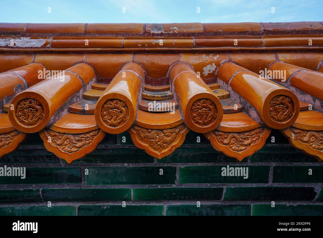 Yellow chinese glazed roof tile hi-res stock photography and images - Alamy