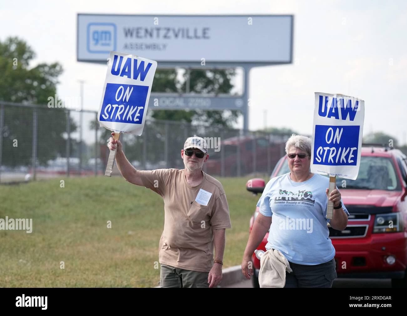 General motors assembly line hires stock photography and images Alamy
