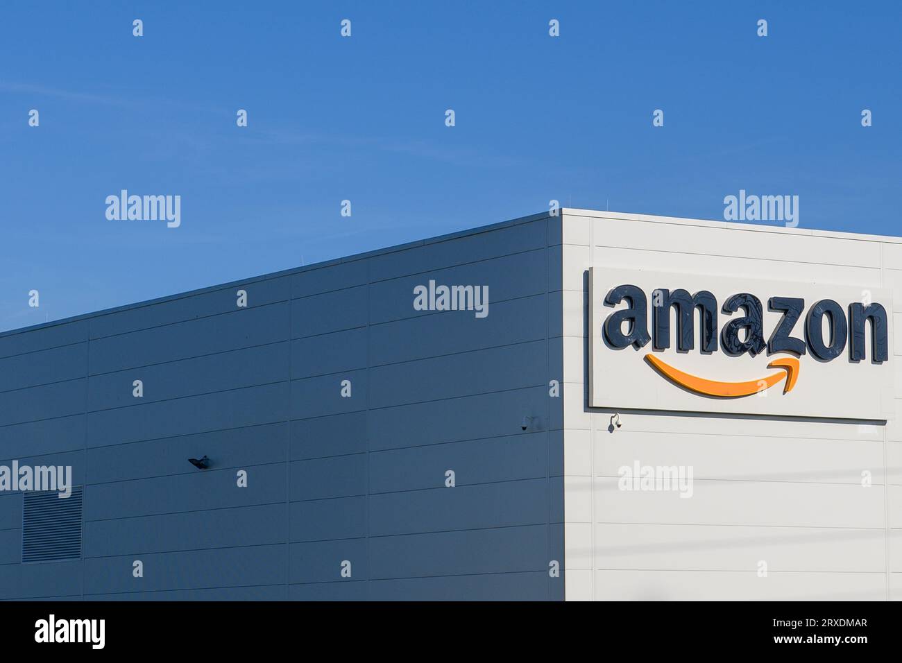 PRODUCTION - 07 September 2023, Saxony-Anhalt, Sülzetal: 'Amazon' is written in large letters on the facade of the Amazon logistics center in Sülzetal. Amazon is specifically recruiting members of the German armed forces. For some time now, the mail order company has been explicitly advertising its 'Military Recruitment Program' to attract military personnel as employees. In times of a shortage of skilled workers, this is a field that is apparently becoming increasingly interesting for other companies as well. Photo: Klaus-Dietmar Gabbert/dpa Stock Photo
