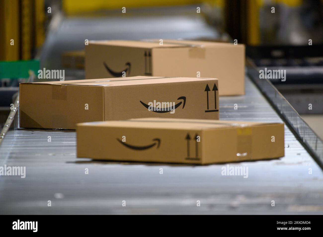 PRODUCTION - 07 September 2023, Saxony-Anhalt, Sülzetal: Amazon packages travel on a conveyor belt through the Amazon logistics center in Sülzetal. Amazon is specifically recruiting members of the German armed forces. For some time now, the mail order company has been explicitly advertising its 'Military Recruitment Program' to attract military personnel as employees. In times of a shortage of skilled workers, this is a field that is apparently becoming increasingly interesting for other companies as well. (to dpa: 'Recruits for the free economy - companies rely on soldiers') Photo: Klaus-Diet Stock Photo