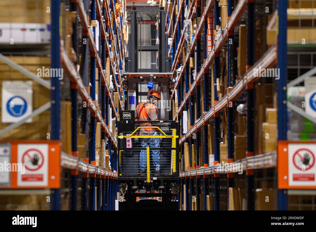 PRODUCTION - 07 September 2023, Saxony-Anhalt, Sülzetal: A forklift truck drives through high shelves in which goods are stored at the Amazon logistics center in Sülzetal. Amazon is specifically recruiting members of the German armed forces. For some time now, the mail order company has been explicitly advertising its 'Military Recruitment Program' to attract military personnel as employees. In times of a shortage of skilled workers, this is a field that is apparently becoming increasingly interesting for other companies as well. (to dpa: 'Recruits for the free economy - companies rely on sold Stock Photo