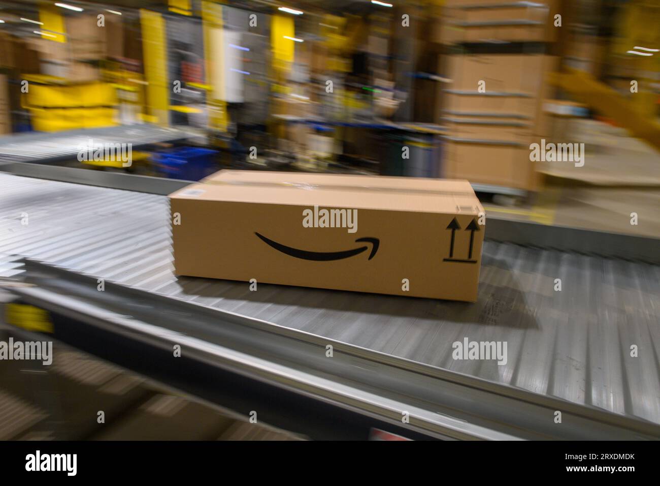 PRODUCTION - 07 September 2023, Saxony-Anhalt, Sülzetal: An Amazon package travels on a conveyor belt through the Amazon logistics center in Sülzetal. Amazon is specifically recruiting members of the German armed forces. For some time now, the mail order company has been explicitly advertising its 'Military Recruitment Program' to attract military personnel as employees. In times of a shortage of skilled workers, this is a field that is apparently becoming increasingly interesting for other companies as well. Photo: Klaus-Dietmar Gabbert/dpa Stock Photo