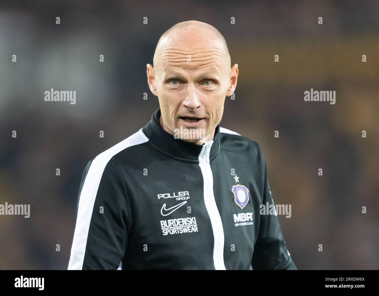 Dresden, Germany. 15th Nov, 2020. Football: 3rd division, SG Dynamo Dresden  - TSV 1860 Munich, 10th matchday, at the Rudolf-Harbig-Stadium Dynamos  Marvin Stefaniak (r) against Munich's Quirin Moll. Credit: Robert  Michael/dpa-Zentralbild/ZB/dpa/Alamy Live