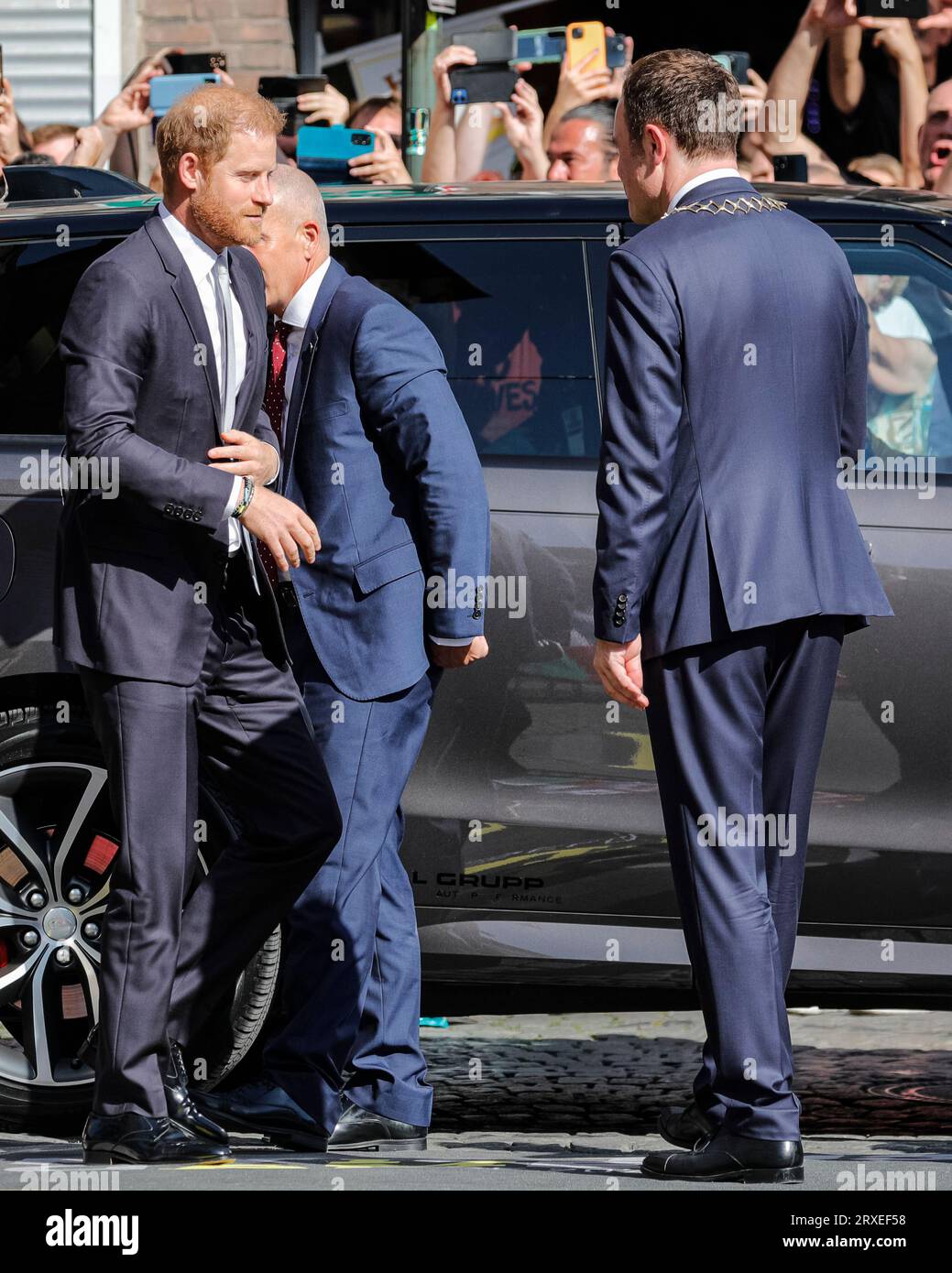 Prince Harry, the Duke of Sussex greets mayor Dr. Stephan Keller, Düsseldorf City HalI nvictus Games reception, Germany Stock Photo