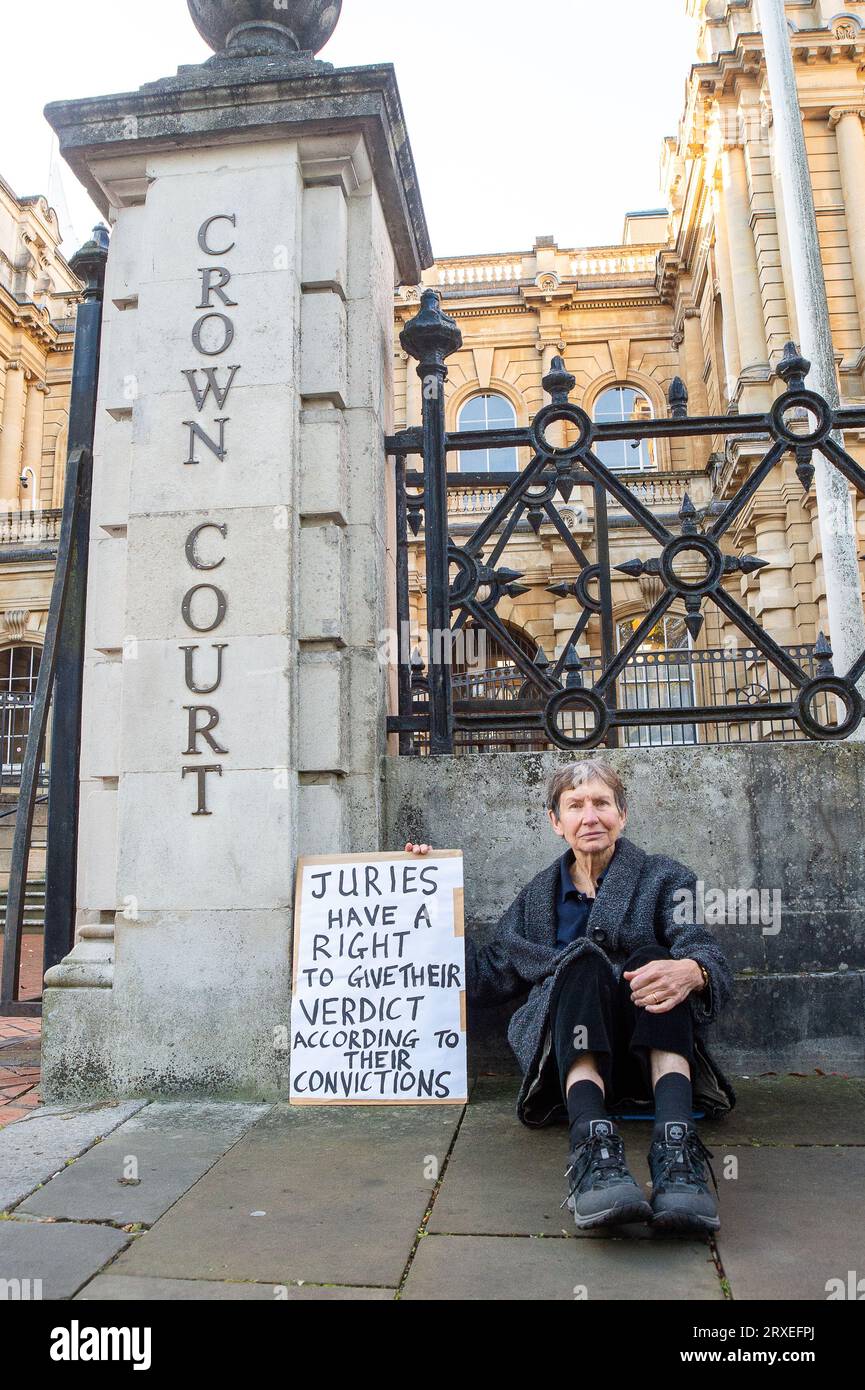 Reading, Berkshire, UK. 25th September, 2023. This morning a group of six local residents held up signs outside Reading Crown Court in Berkshire as part of the  Defend Our Juries campaign. In March 2023, 68 year old Trudi Warner held up a sign outside the Inner London crown court, where a climate trial was taking place, with the words “Jurors you have an absolute right to acquit a defendant according to your conscience”. Trudi Warner is now being prosecuted for contempt of court by the Solicitor General. Credit: Maureen McLean/Alamy Live News Stock Photo
