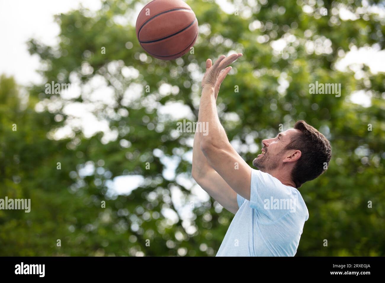middle aged man shooting free throws Stock Photo Alamy