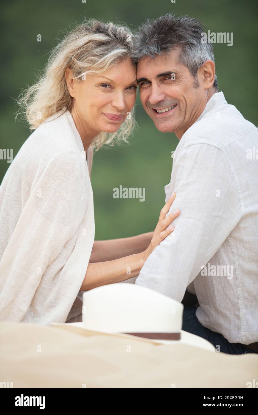 Man giving pretty woman kiss hi-res stock photography and images - Alamy
