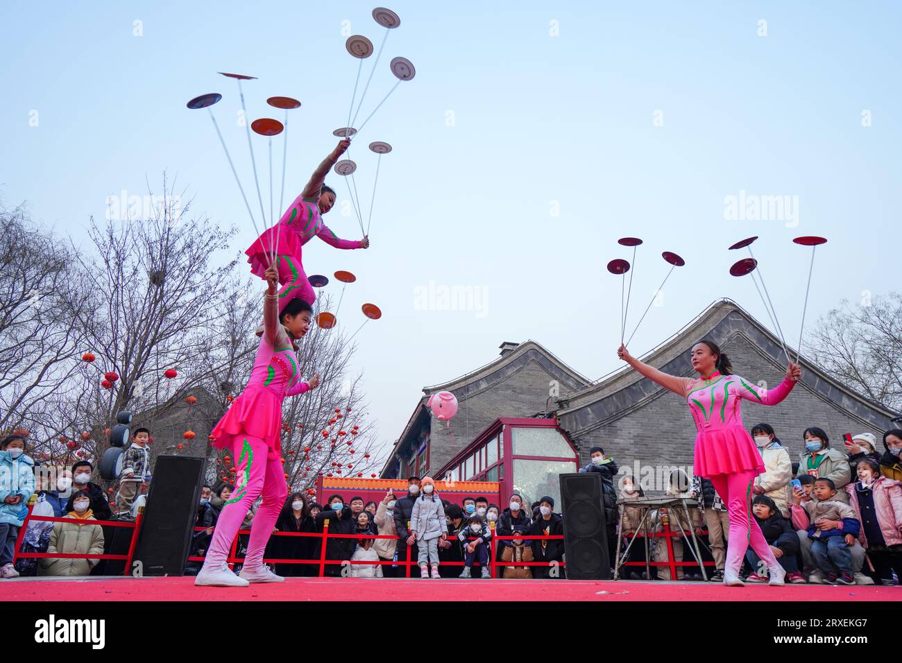 https://c8.alamy.com/comp/2RXEKG7/fengnan-city-china-february-5-2023-rotating-plate-acrobatic-performance-in-hetou-old-street-scenic-area-2RXEKG7.jpg