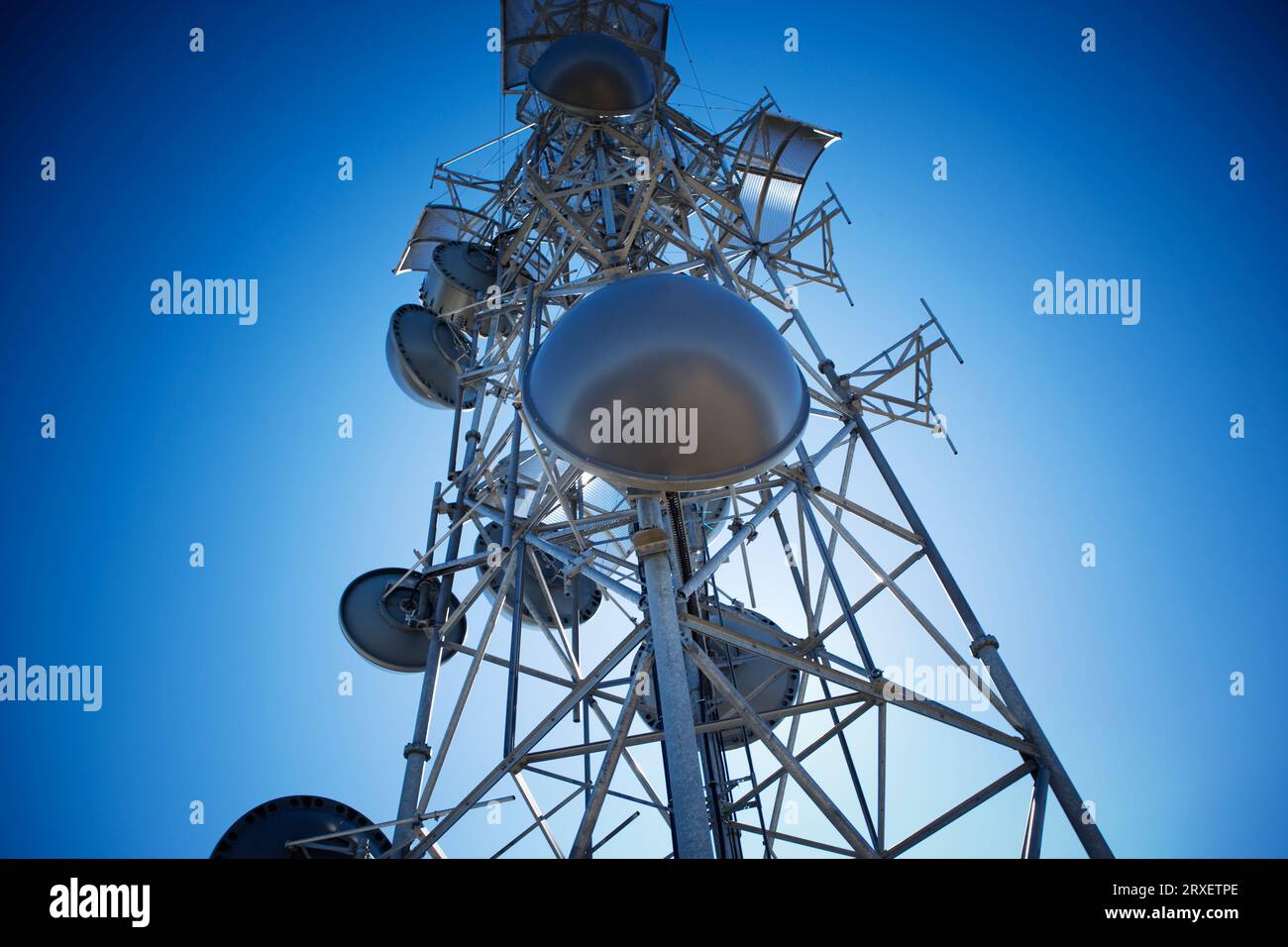 https://c8.alamy.com/comp/2RXETPE/microwave-tower-and-dishes-2RXETPE.jpg