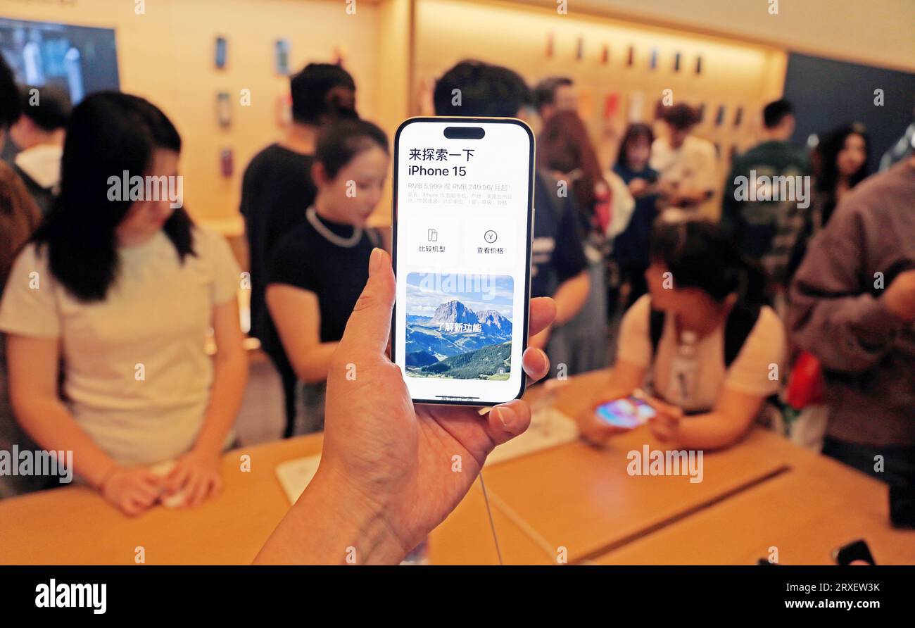 Shanghai, China. 25th Sep, 2023. SHANGHAI, CHINA - SEPTEMBER 24, 2023 - Customers experience the newly launched iPhone 15 series at Apple's flagship store in Shanghai, China, September 24, 2023. Apple launched the Trade In program - with the previous generation (iPhone 11 to 14 series) model upgrade can be discounted to 1,200 to 6,900 yuan discount, attracting many consumers to consult and purchase. (Photo by CFOTO/Sipa USA) Credit: Sipa US/Alamy Live News Stock Photo