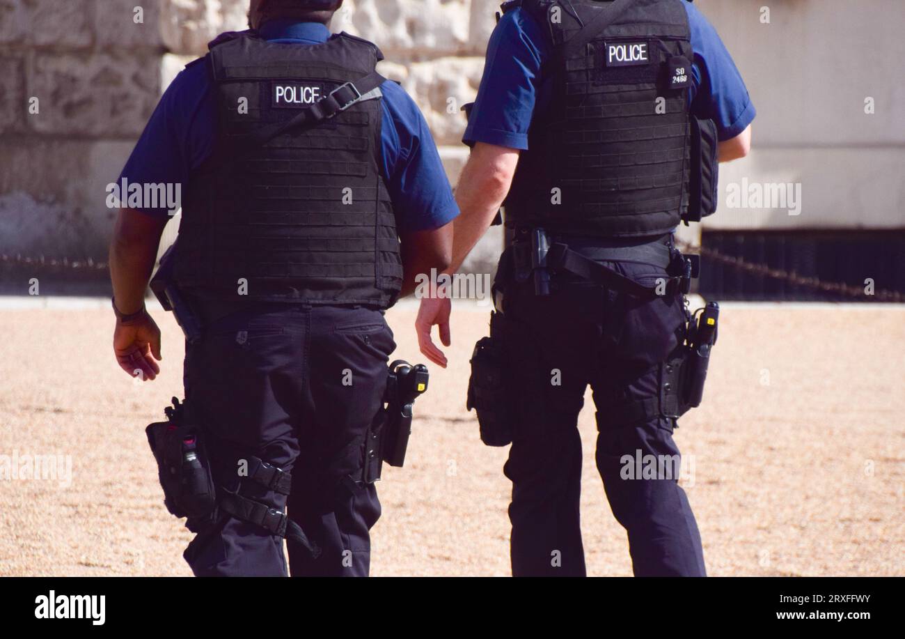 Met police firearms officer hi-res stock photography and images - Alamy