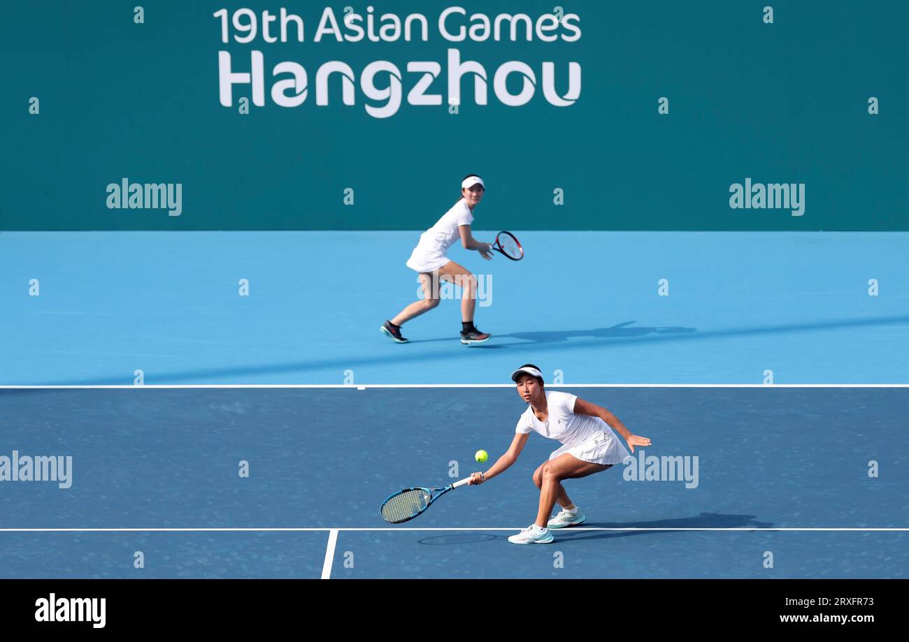 Hangzhou, China's Zhejiang Province. 25th Sep, 2023. Kobori Momoko/Shimizu Ayano (front) of Japan compete during the Women's Doubles Round Match of Tennis between Zhu Lin/Zheng Qinwen of China and Kobori Momoko/Shimizu Ayano of Japan at the 19th Asian Games in Hangzhou, east China's Zhejiang Province, Sept. 25, 2023. Credit: Meng Chenguang/Xinhua/Alamy Live News Stock Photo
