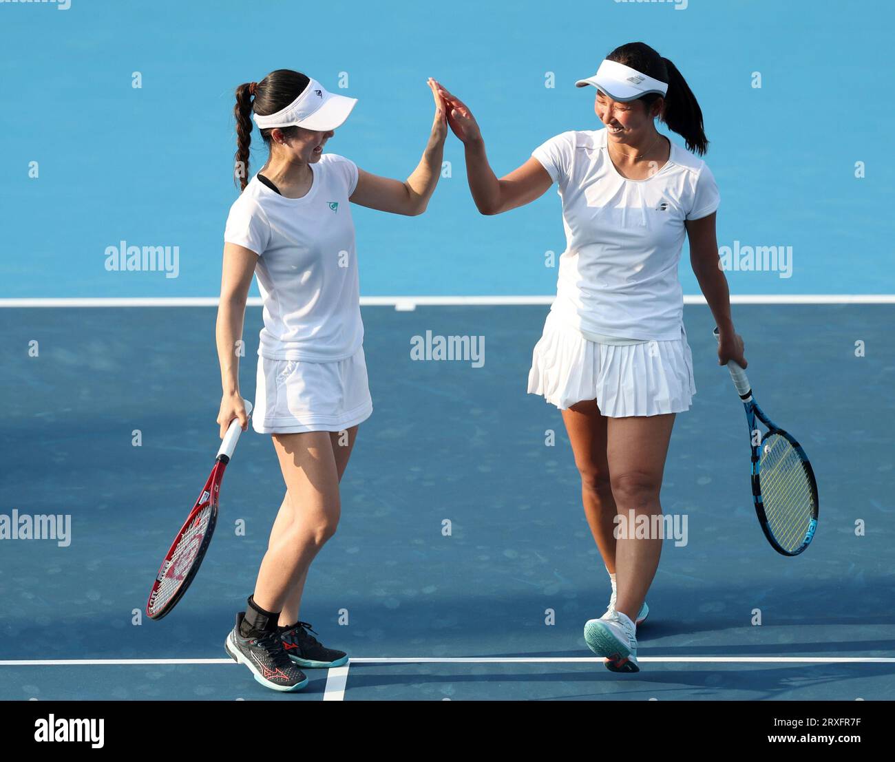 Hangzhou, China's Zhejiang Province. 25th Sep, 2023. Kobori Momoko (L)/Shimizu Ayano of Japan compete during the Women's Doubles Round Match of Tennis between Zhu Lin/Zheng Qinwen of China and Kobori Momoko/Shimizu Ayano of Japan at the 19th Asian Games in Hangzhou, east China's Zhejiang Province, Sept. 25, 2023. Credit: Meng Chenguang/Xinhua/Alamy Live News Stock Photo