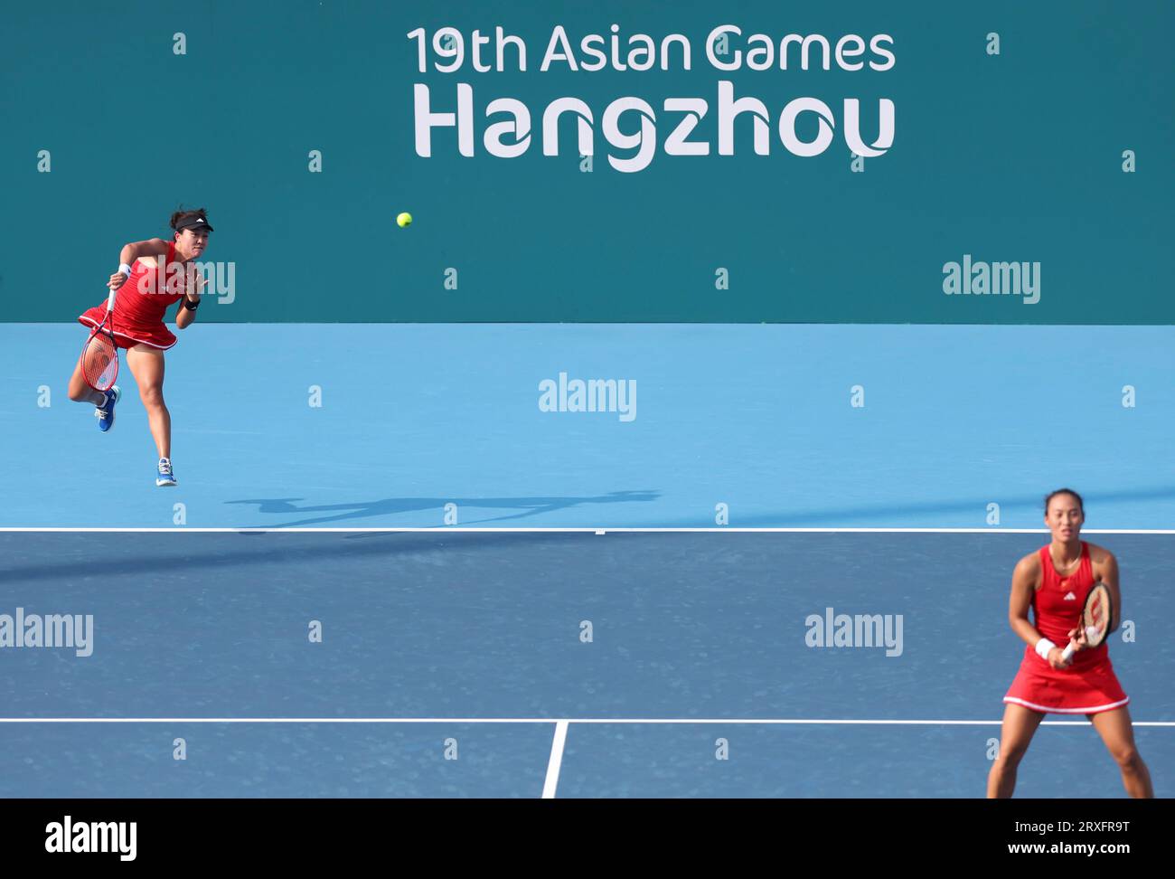 Hangzhou, China's Zhejiang Province. 25th Sep, 2023. Zhu Lin (L)/Zheng Qinwen of China compete during the Women's Doubles Round Match of Tennis between Zhu Lin/Zheng Qinwen of China and Kobori Momoko/Shimizu Ayano of Japan at the 19th Asian Games in Hangzhou, east China's Zhejiang Province, Sept. 25, 2023. Credit: Meng Chenguang/Xinhua/Alamy Live News Stock Photo