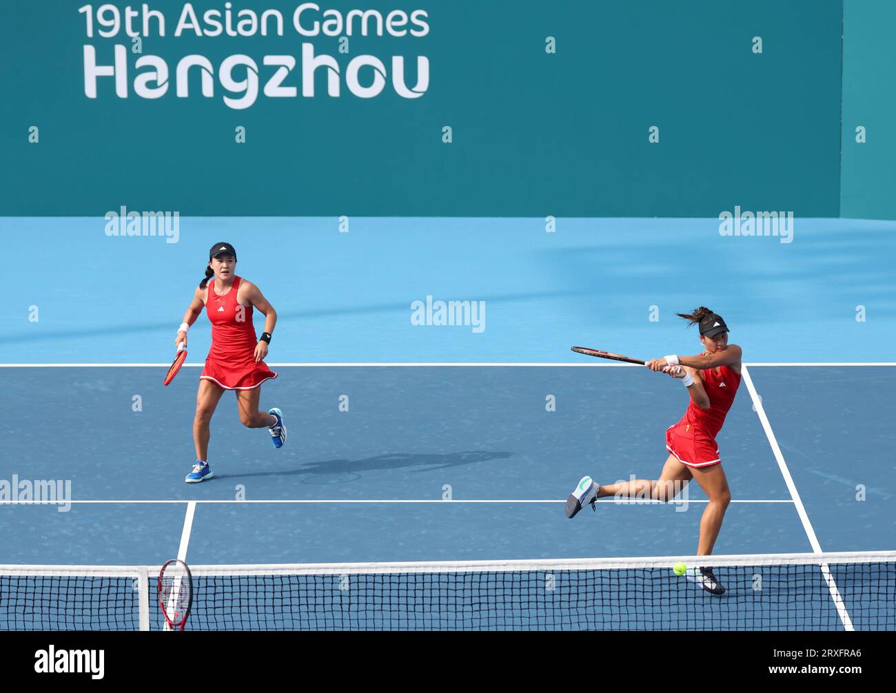 Hangzhou, China's Zhejiang Province. 25th Sep, 2023. Zhu Lin (L)/Zheng Qinwen of China compete during the Women's Doubles Round Match of Tennis between Zhu Lin/Zheng Qinwen of China and Kobori Momoko/Shimizu Ayano of Japan at the 19th Asian Games in Hangzhou, east China's Zhejiang Province, Sept. 25, 2023. Credit: Meng Chenguang/Xinhua/Alamy Live News Stock Photo