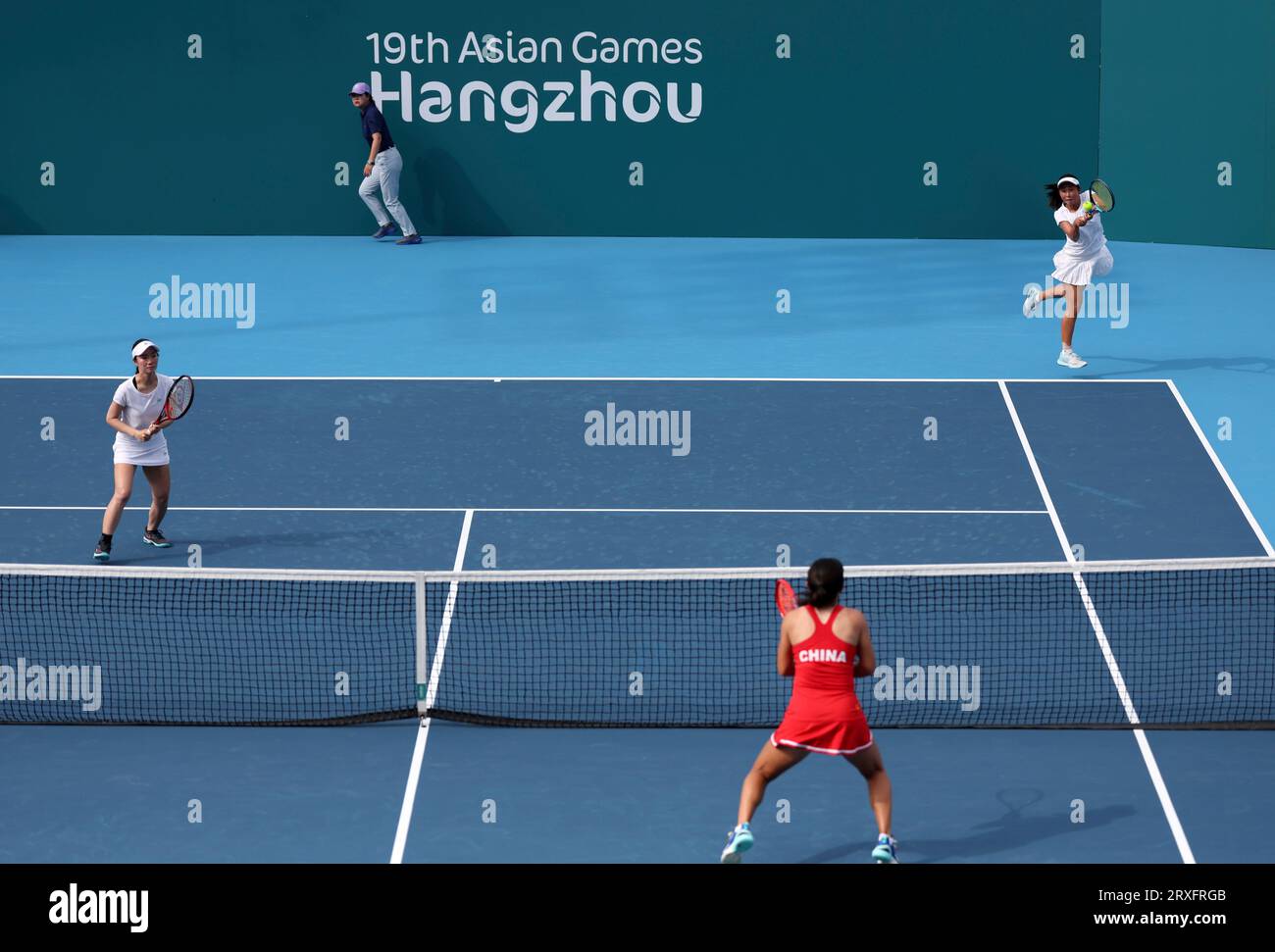 Hangzhou, China's Zhejiang Province. 25th Sep, 2023. Kobori Momoko/Shimizu Ayano (R) of Japan compete during the Women's Doubles Round Match of Tennis between Zhu Lin/Zheng Qinwen of China and Kobori Momoko/Shimizu Ayano of Japan at the 19th Asian Games in Hangzhou, east China's Zhejiang Province, Sept. 25, 2023. Credit: Meng Chenguang/Xinhua/Alamy Live News Stock Photo