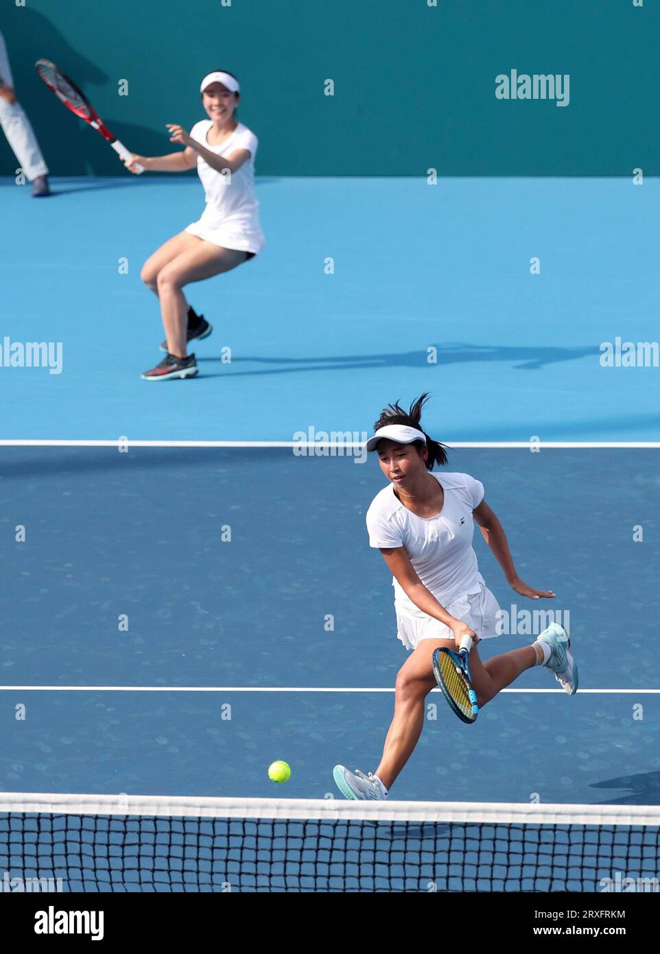 Hangzhou, China's Zhejiang Province. 25th Sep, 2023. Kobori Momoko/Shimizu Ayano (R) of Japan compete during the Women's Doubles Round Match of Tennis between Zhu Lin/Zheng Qinwen of China and Kobori Momoko/Shimizu Ayano of Japan at the 19th Asian Games in Hangzhou, east China's Zhejiang Province, Sept. 25, 2023. Credit: Meng Chenguang/Xinhua/Alamy Live News Stock Photo