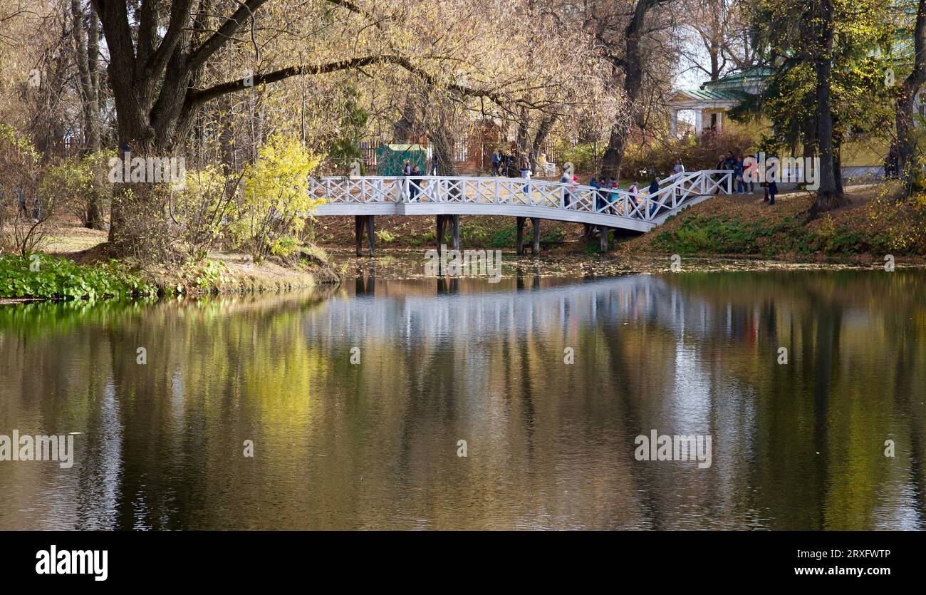Nizhny Novgorod region, Russia - 11 October, 2020: Bridge over a pond in an autumn park. The village of Bolshoye Boldino, Nizhny Novgorod region. Stock Photo
