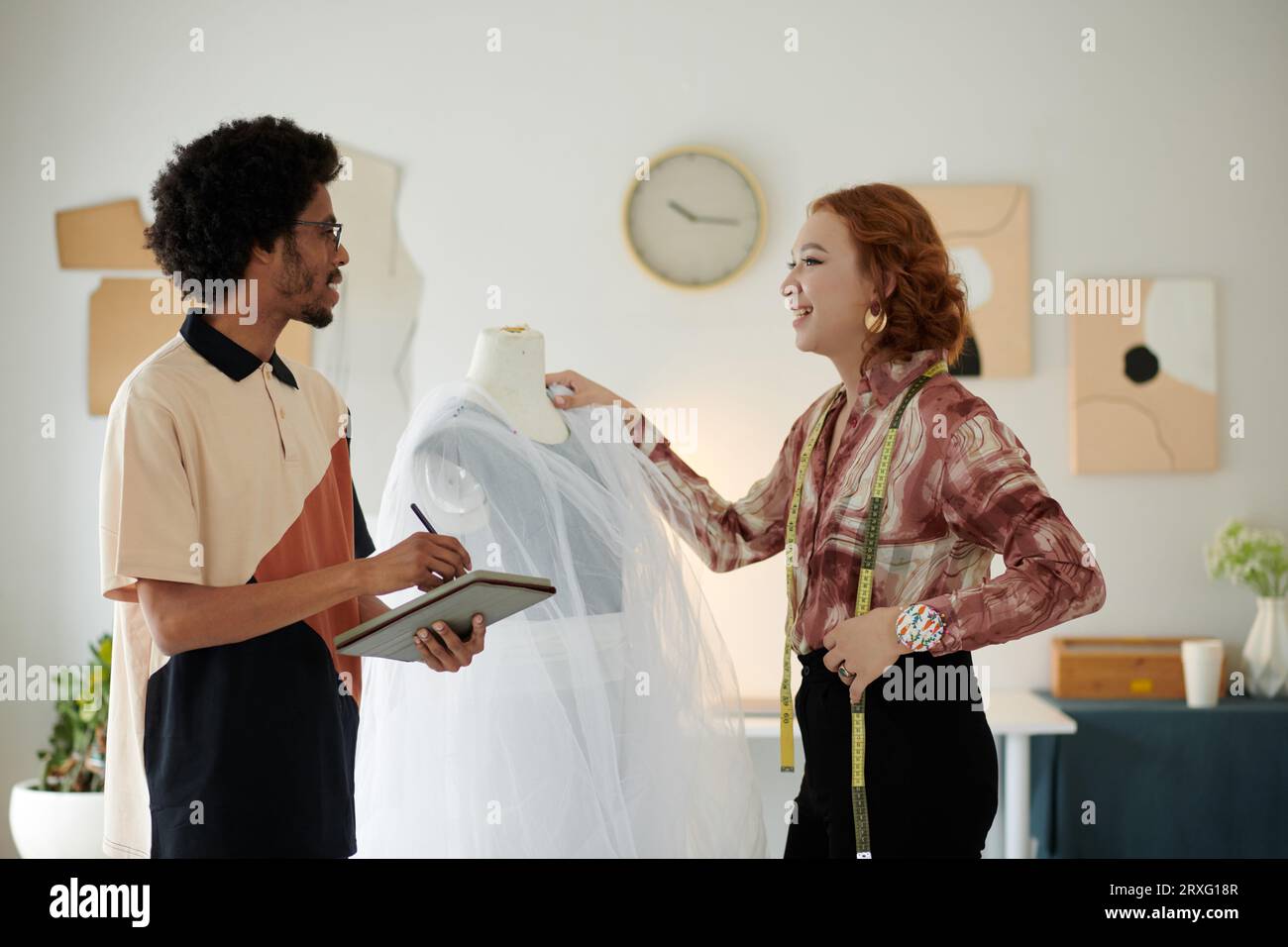 Diverse fashion designers hi-res stock photography and images - Alamy