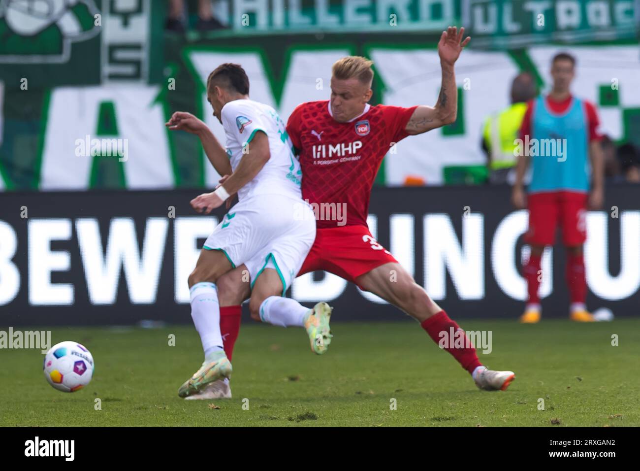 Lennard MALONEY (1.FC Heidenheim) on the right in a duel with Milos VELJKOVIC (Werder Bremen), football, Bundesliga, team, game, shirt, ball Stock Photo