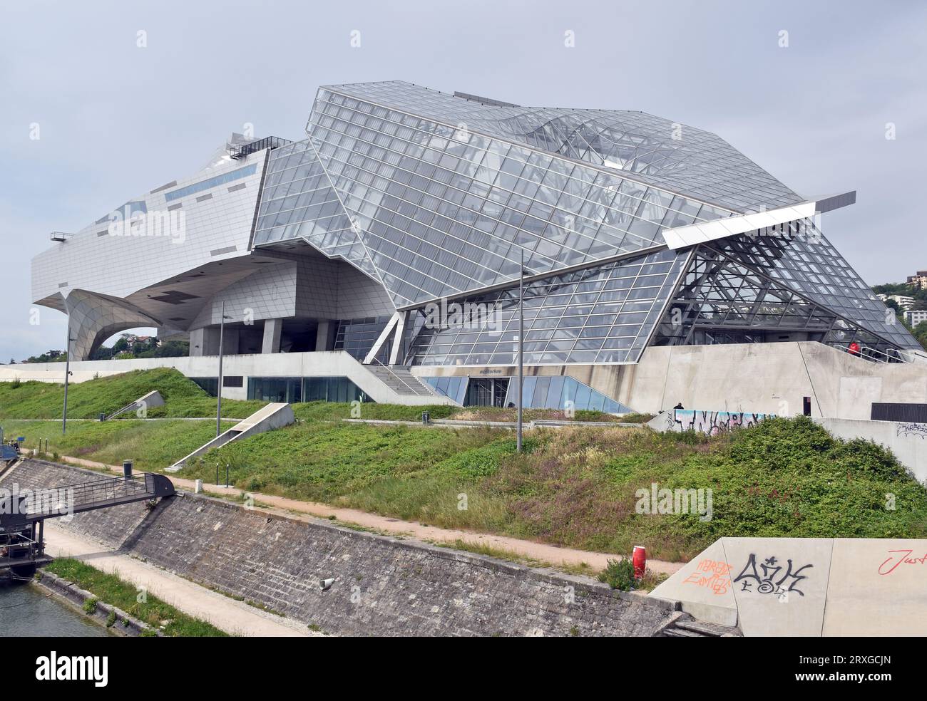Musée des Confluences, Lyon, France, Deconstructivist style museum clad in glass & reflective metal, architects Coop Himmelb(l)au, under overcast sky Stock Photo