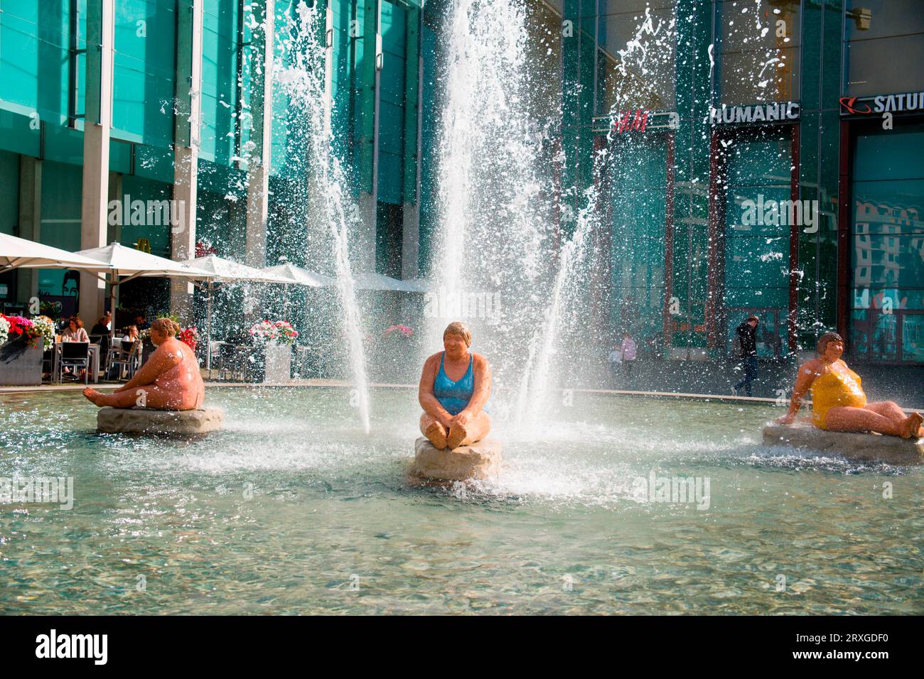 Fountain in which 3 ladies refresh themselves, Braunschweig, Lower Saxony, Germany Stock Photo