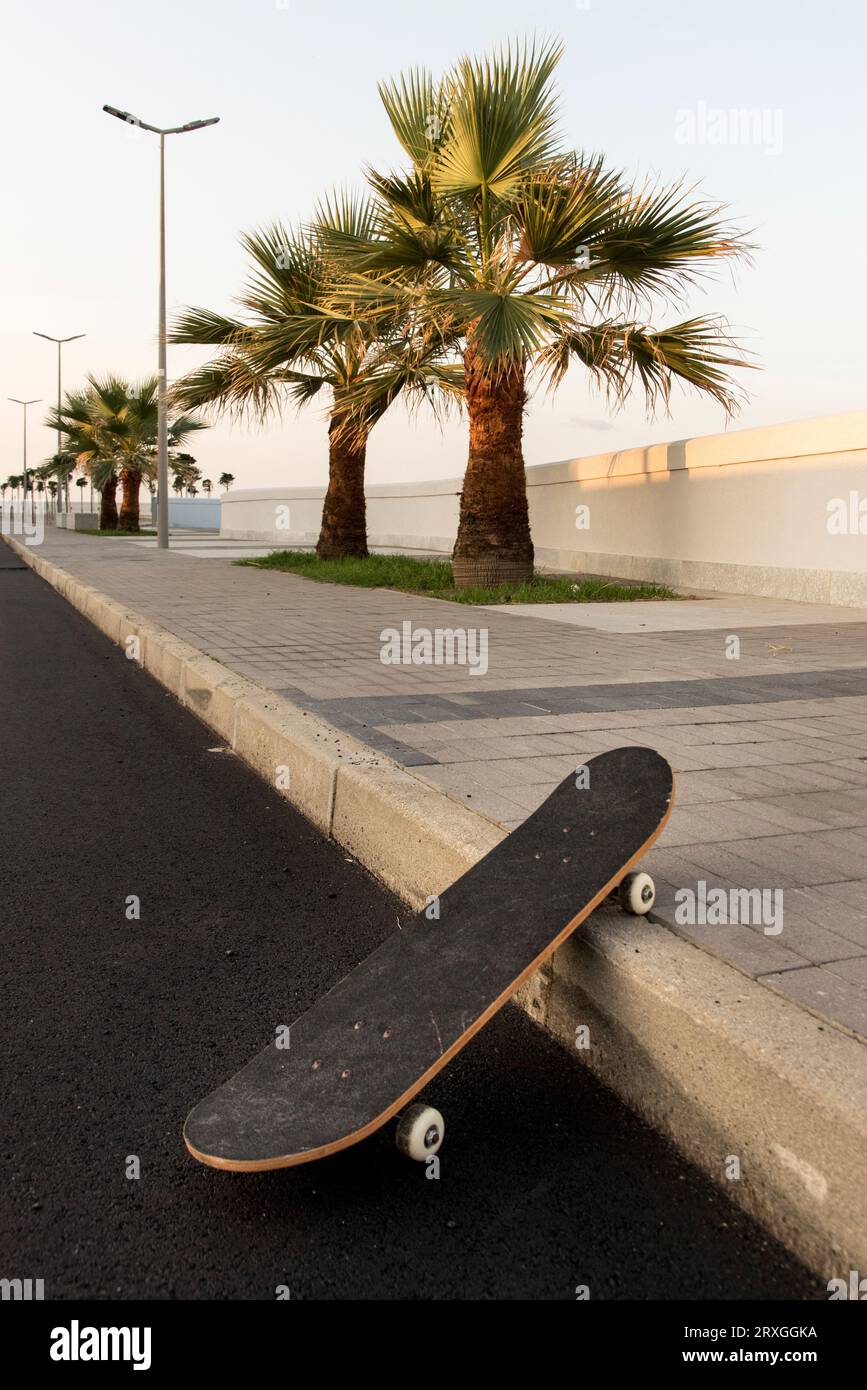 Skateboard in nuova strada deserta Stock Photo