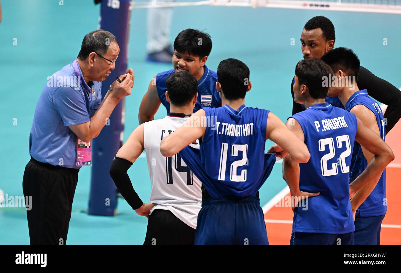 Shaoxing, China's Zhejiang Province. 25th Sep, 2023. Players of Thailand listen to Head Coach Park Ki Won's instruction during the Volleyball Men's Classification 7th-10th between Thailand and South Korea at the 19th Asian Games in Shaoxing, east China's Zhejiang Province, Sept. 25, 2023. Credit: Yang Guanyu/Xinhua/Alamy Live News Stock Photo