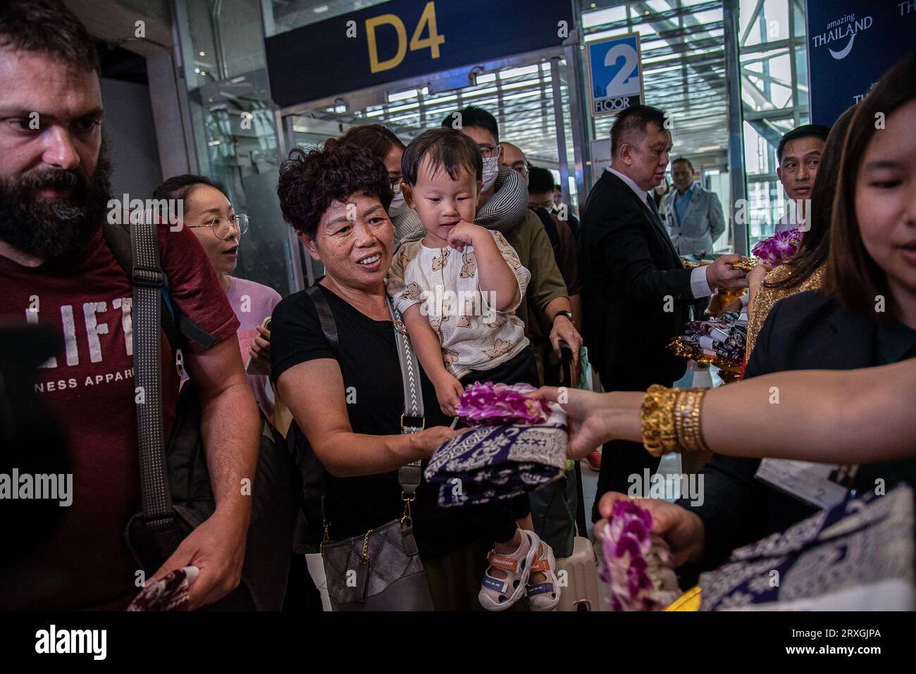 Samut Prakarn, Thailand. 25th Sep, 2023. Chinese tourists receive souvenirs from Thai officials after arriving at the Suvarnabhumi International Airport during a welcoming ceremony to mark the first day of the government's visa-free scheme. In an attempt to boost tourism, starting Sept. 25, the Thailand government is granting Chinese and Kazakh tourists a temporary visa exemption for 30-day visits. The waiver is due to expire at the end of February. Credit: SOPA Images Limited/Alamy Live News Stock Photo