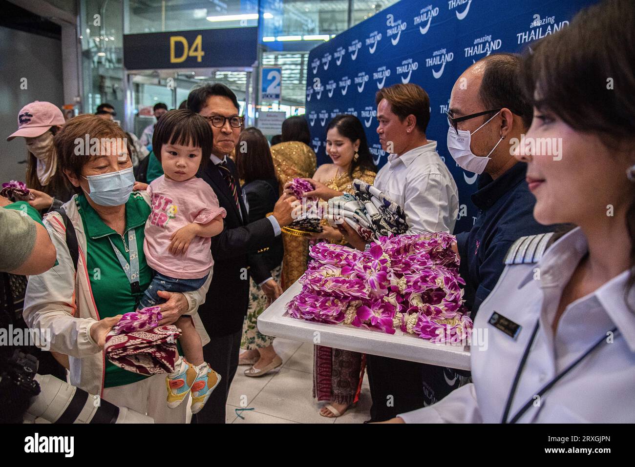 Samut Prakarn, Thailand. 25th Sep, 2023. Chinese tourists receive souvenirs from Thai officials after arriving at the Suvarnabhumi International Airport during a welcoming ceremony to mark the first day of the government's visa-free scheme. In an attempt to boost tourism, starting Sept. 25, the Thailand government is granting Chinese and Kazakh tourists a temporary visa exemption for 30-day visits. The waiver is due to expire at the end of February. Credit: SOPA Images Limited/Alamy Live News Stock Photo