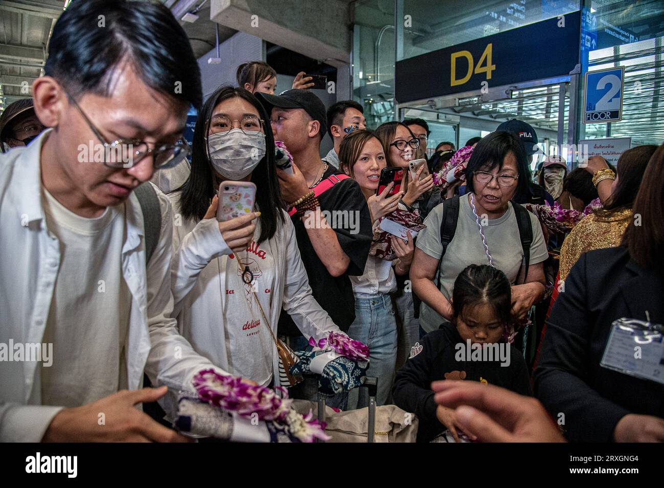 Samut Prakarn, Thailand. 25th Sep, 2023. Chinese tourists receive souvenirs from Thai officials after arriving at the Suvarnabhumi International Airport during a welcoming ceremony to mark the first day of the government's visa-free scheme. In an attempt to boost tourism, starting Sept. 25, the Thailand government is granting Chinese and Kazakh tourists a temporary visa exemption for 30-day visits. The waiver is due to expire at the end of February. (Photo by Peerapon Boonyakiat/SOPA Images/Sipa USA) Credit: Sipa USA/Alamy Live News Stock Photo